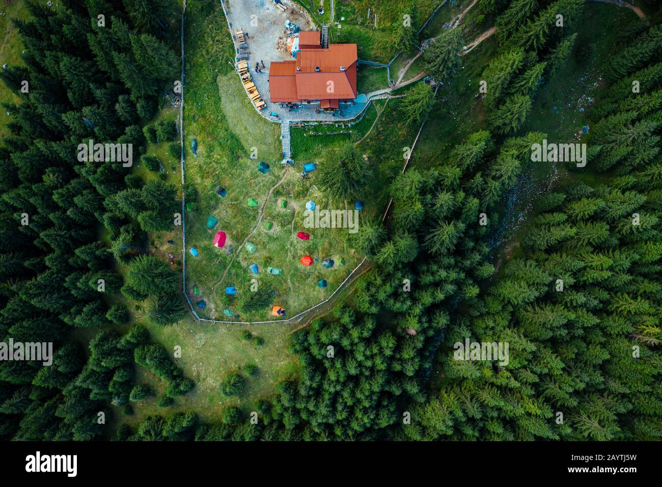 Campeggio con tende viste da un drone nei boschi densi. Foto Stock