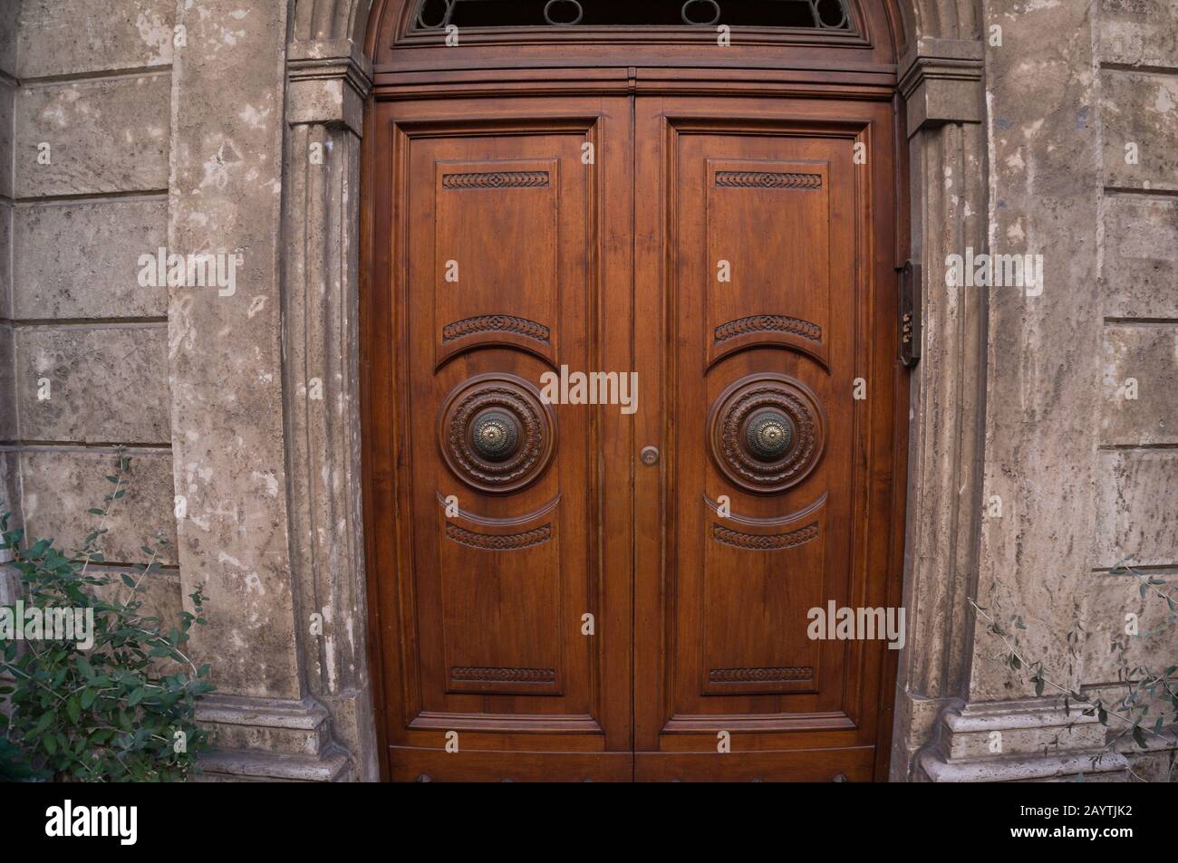 Porta chiusa in legno decorata in stile antico con maniglie delle porte  rotonde in metallo. Dettagli architettonici sfondo Foto stock - Alamy