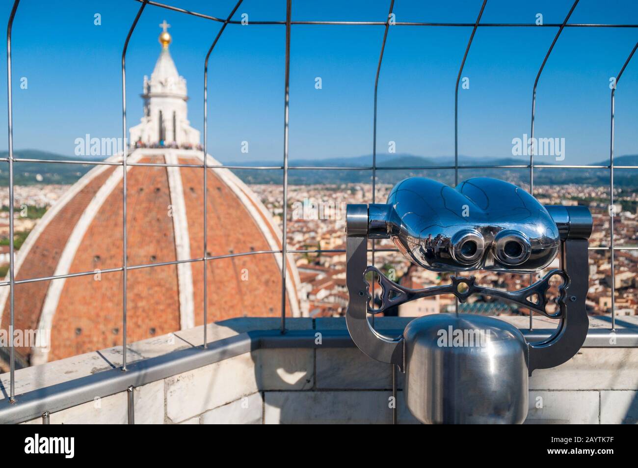 Primo piano di binocoli metallici con cupola della cattedrale di Firenze sullo sfondo. Esplora il concetto di viaggio in Italia Foto Stock