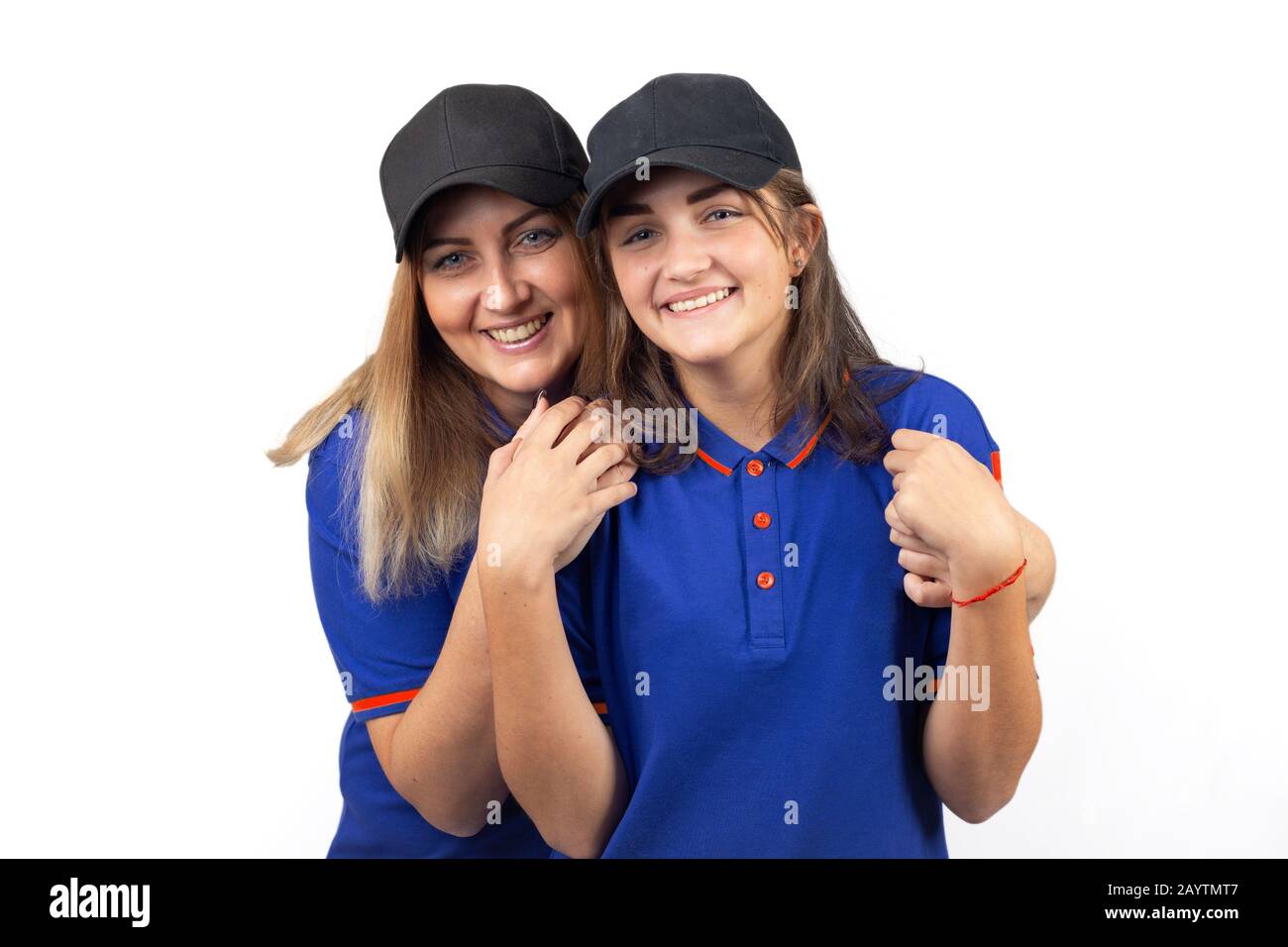 Ritratto di due donne felici, madre e figlia in magliette blu Foto Stock