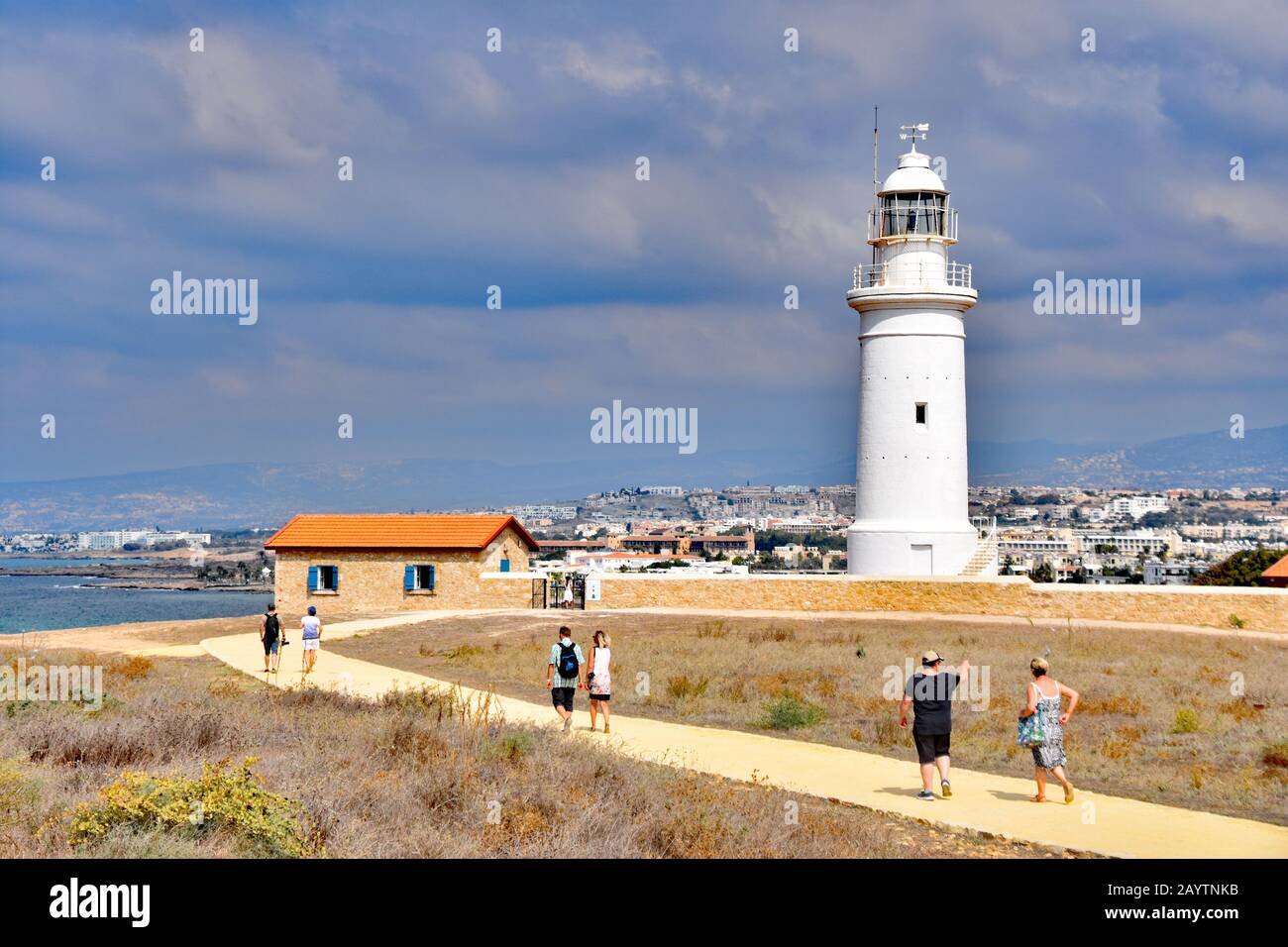 Editoriale / KATO PAFOS - CIPRO Ottobre 2018 il faro presso il sito archeologico di Kato Pafos sull'isola di Cyrpus. Foto Stock