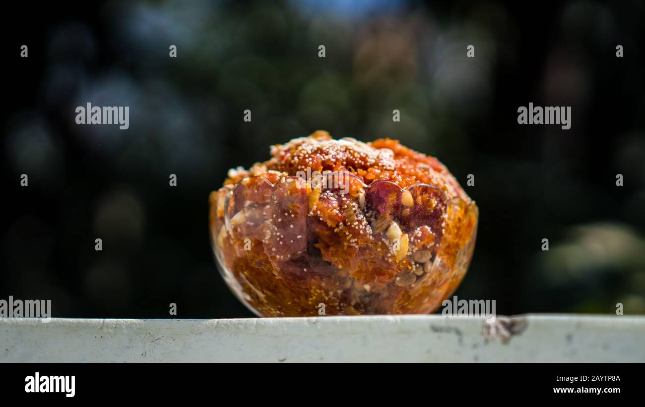 Gajar ka halwa, conosciuto anche come gajorer halua, Gajrela, Gajar Pak, e Carrot halwa è un budino dolce a base di carote dal subcontinente indiano Foto Stock