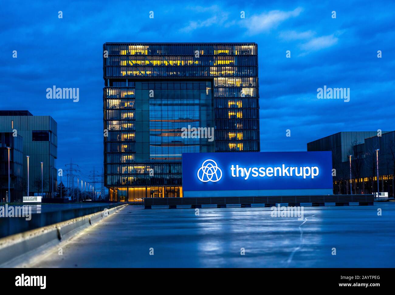 La sede centrale della Thyssen-Krupp nel quartiere di Thyssen-Krupp, l'edificio principale a forma di cubo Q, Essen, NRW, Germania Foto Stock