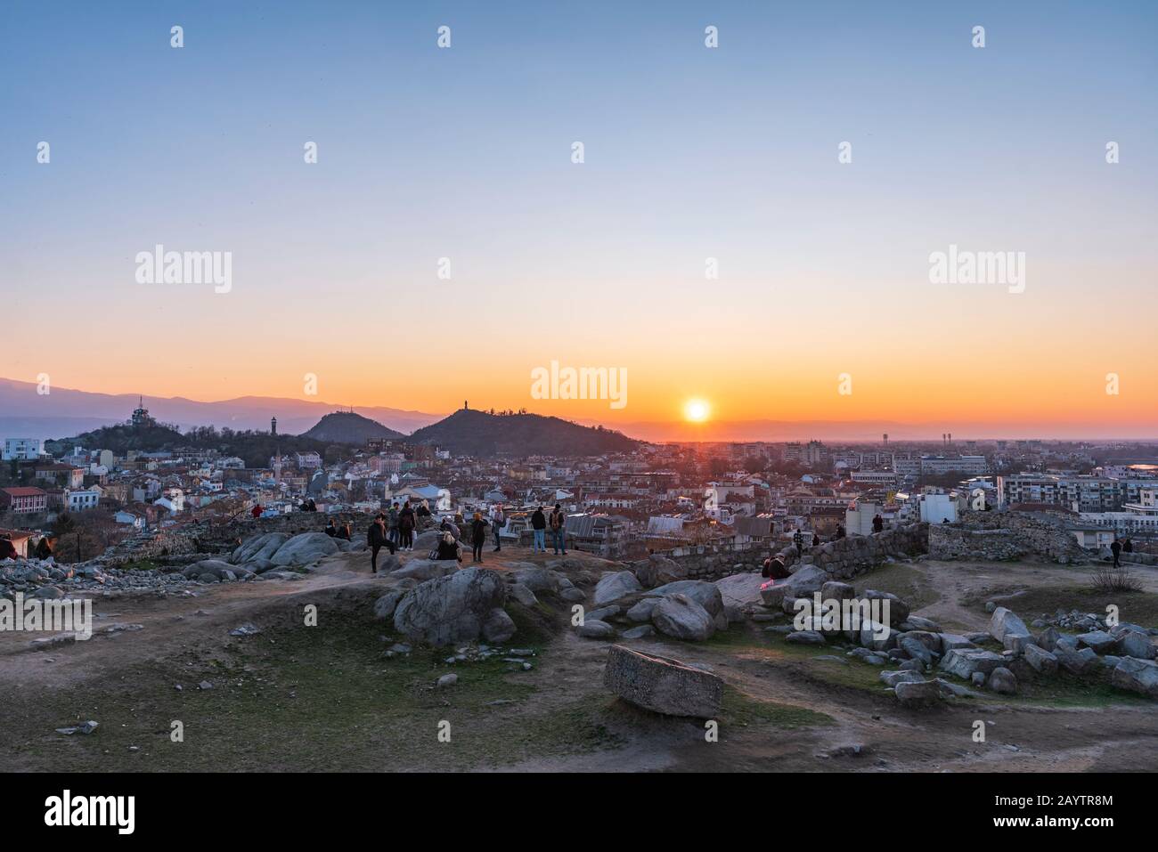 La gente guarda il tramonto dalla collina di Nebet tepe nella città di Plovdiv, Bulgaria - la città europea più antica Foto Stock