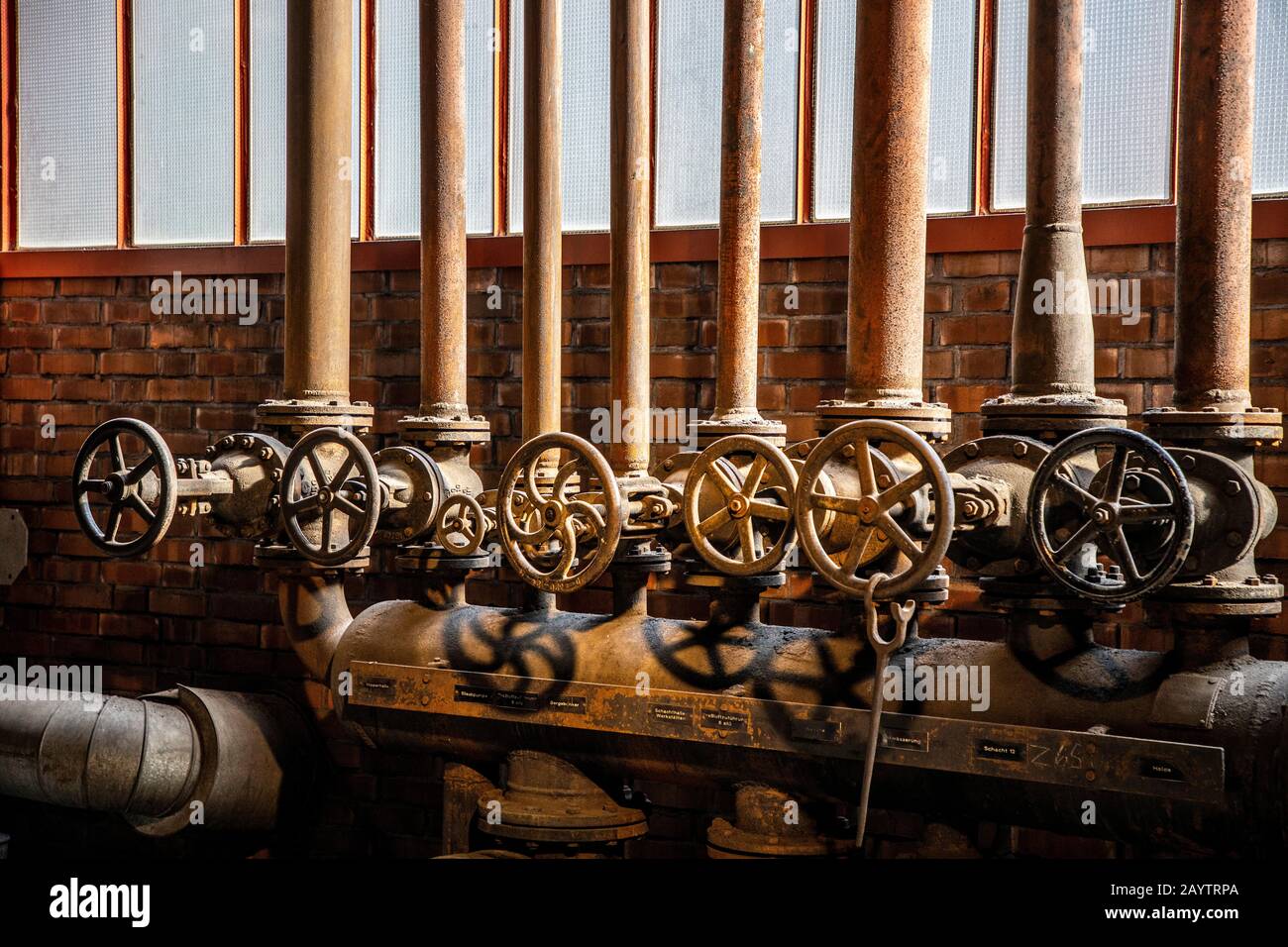 Patrimonio dell'umanità Zollverein Colliery, percorso monumento nell'ex impianto di lavaggio del carbone, gasdotti, Essen, Germania, Foto Stock