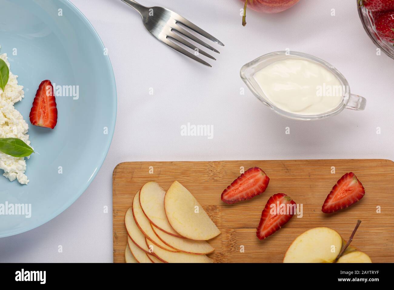 fragola di frutta, banana di fragole, frittelle per la colazione, colazione sana, fragole mirtilli, fragole selvatiche, tradizionale americano, fresco Foto Stock