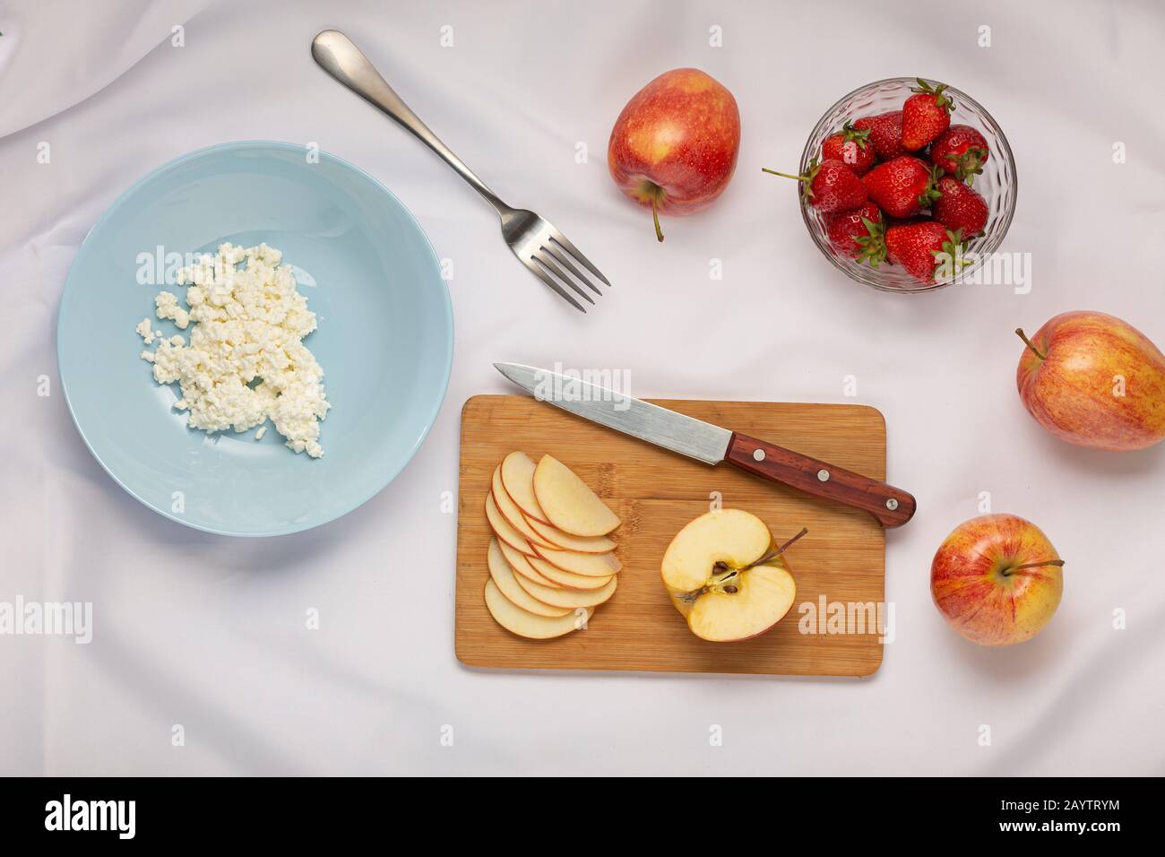 fragola di frutta, banana di fragole, frittelle per la colazione, colazione sana, fragole mirtilli, fragole selvatiche, tradizionale americano, fresco Foto Stock