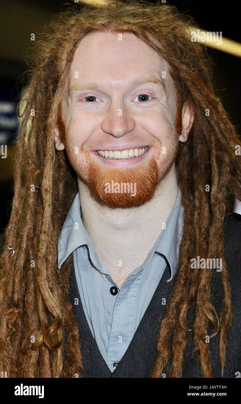 Newton Faulkner. Lancio Del Concorso 'Rhythm Of London' Busking Competition, London Bridge Station, Londra. REGNO UNITO Foto Stock