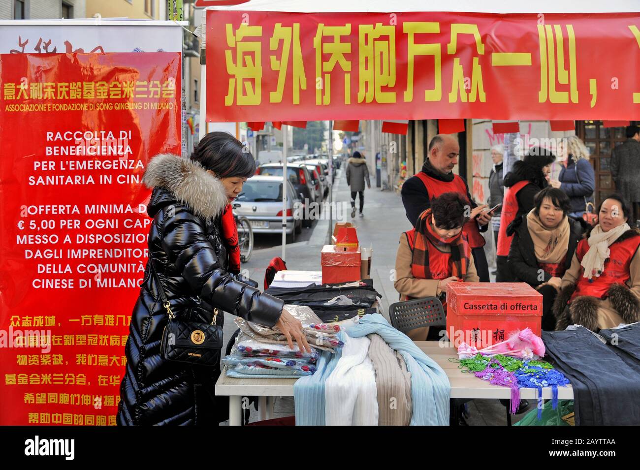 Milano (Italia), febbraio 2020, Chinatown in via Paolo Sarpi, stalla per la raccolta di donazioni a favore delle vittime dell'epidemia di Coronavirus in Cina Foto Stock