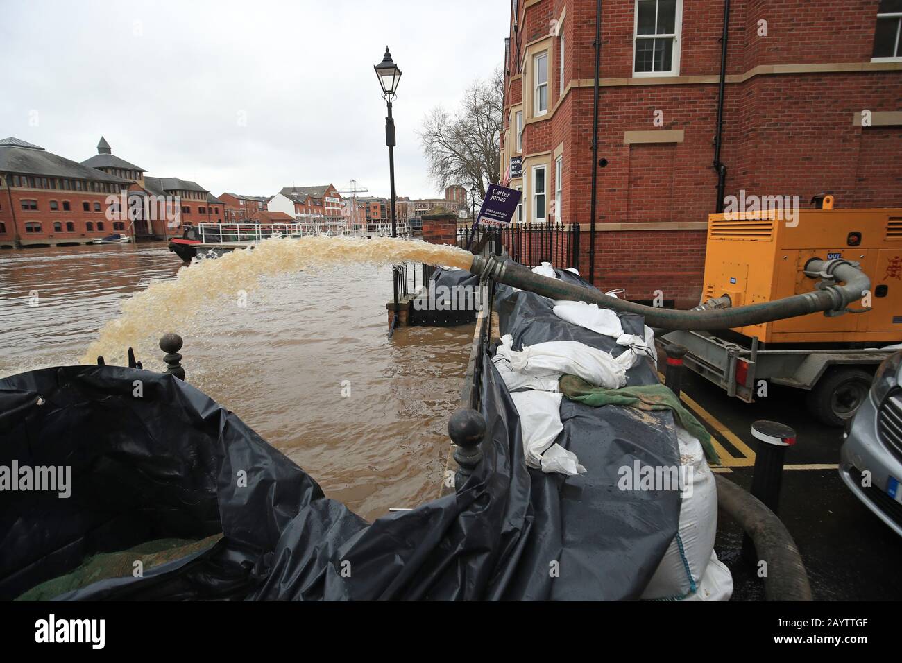L'acqua delle inondazioni viene pompata di nuovo nel fiume Ouse a York nel periodo successivo alla tempesta Dennis. Foto Stock