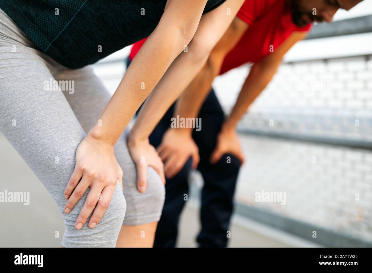 Felice coppia giovane gente stretching prima di eseguire all'aperto Foto Stock
