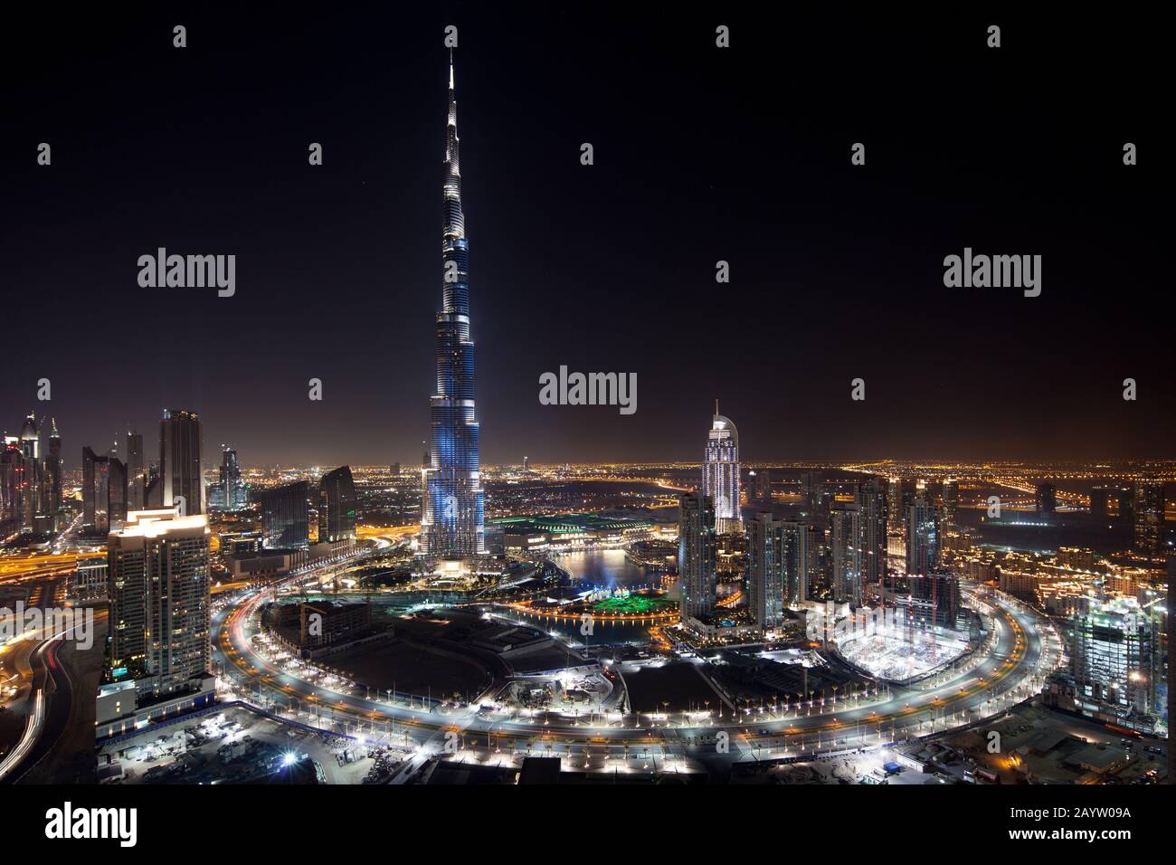 Un impressionante spettacolo di luci e fuochi d'artificio illumina il Burj Khlaifa a Dubai alla vigilia della Giornata Nazionale degli Emirati Arabi Uniti 2010. Foto Stock