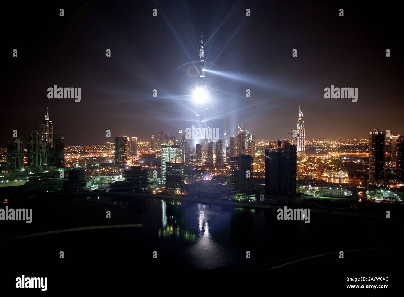 Vista dall'alto e lontano, lo spettacolare spettacolo di luci per l'inaugurazione del Burj Khalifa illumina lo skyline di Dubai negli Emirati Arabi Uniti. Foto Stock