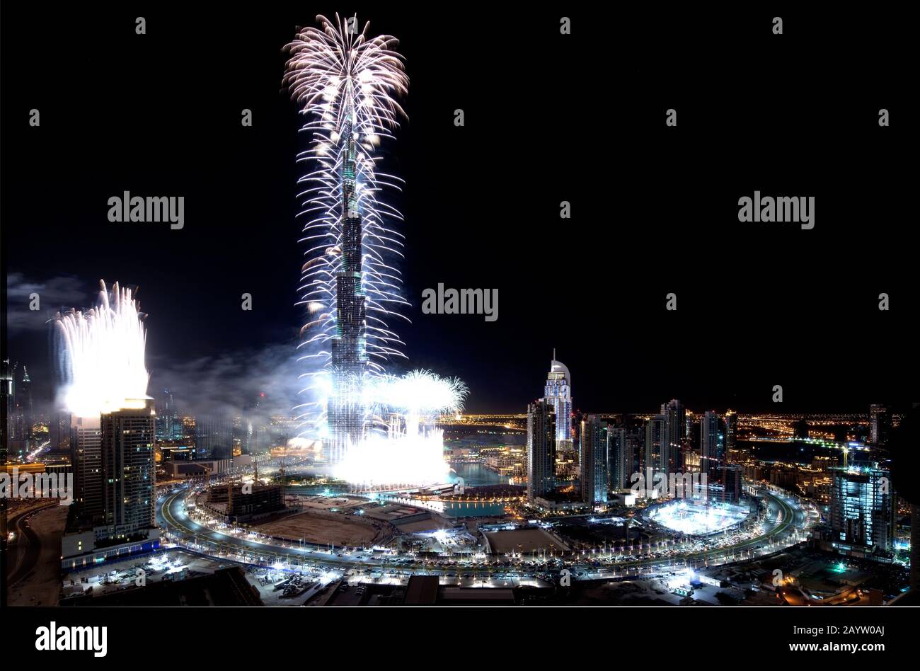 Uno spettacolare spettacolo di fuochi d'artificio illumina il Burj Khalifa e il centro di Dubai per celebrare l'inizio del nuovo anno negli Emirati Arabi Uniti. Foto Stock