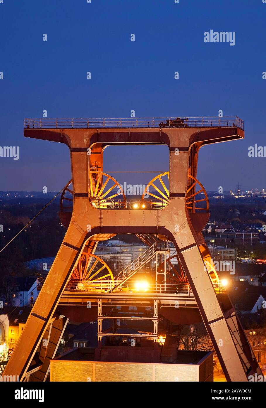 Copricapo illuminato di Schacht XII del Complesso industriale della miniera di carbone di Zollverein in serata, Germania, Renania settentrionale-Vestfalia, zona della Ruhr, Essen Foto Stock