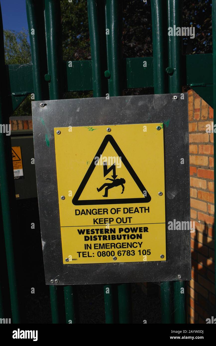 Pericolo di morte su una sottostazione elettrica, Rhiwbina, Cardiff, Galles, Regno Unito Foto Stock