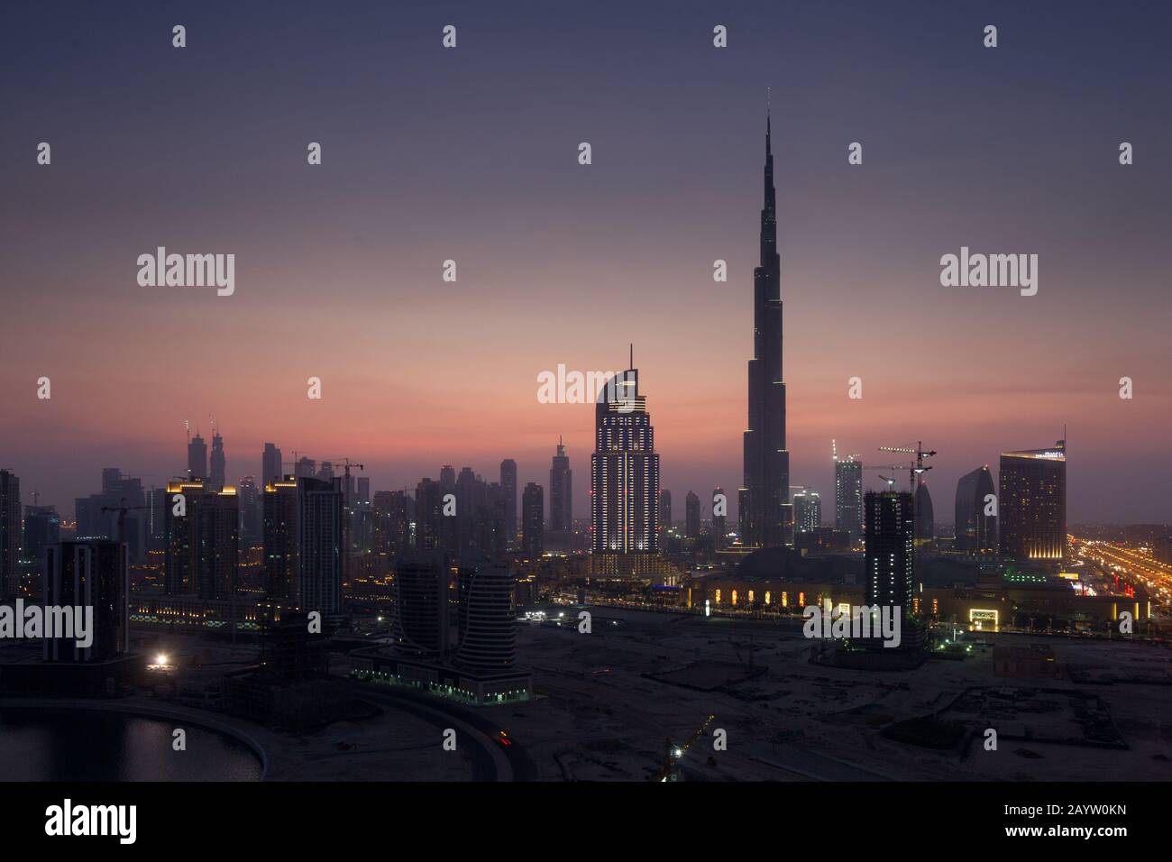 Tramonto a Dubai, Emirati Arabi Uniti, con il Burj Khalifa e altri grattacieli. Foto Stock