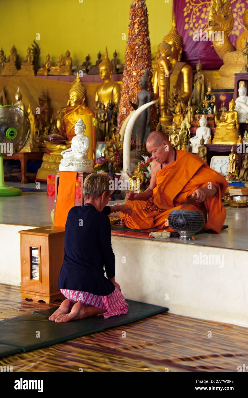 Monaco benedicente al monastero, Thailandia, Phuket Foto Stock