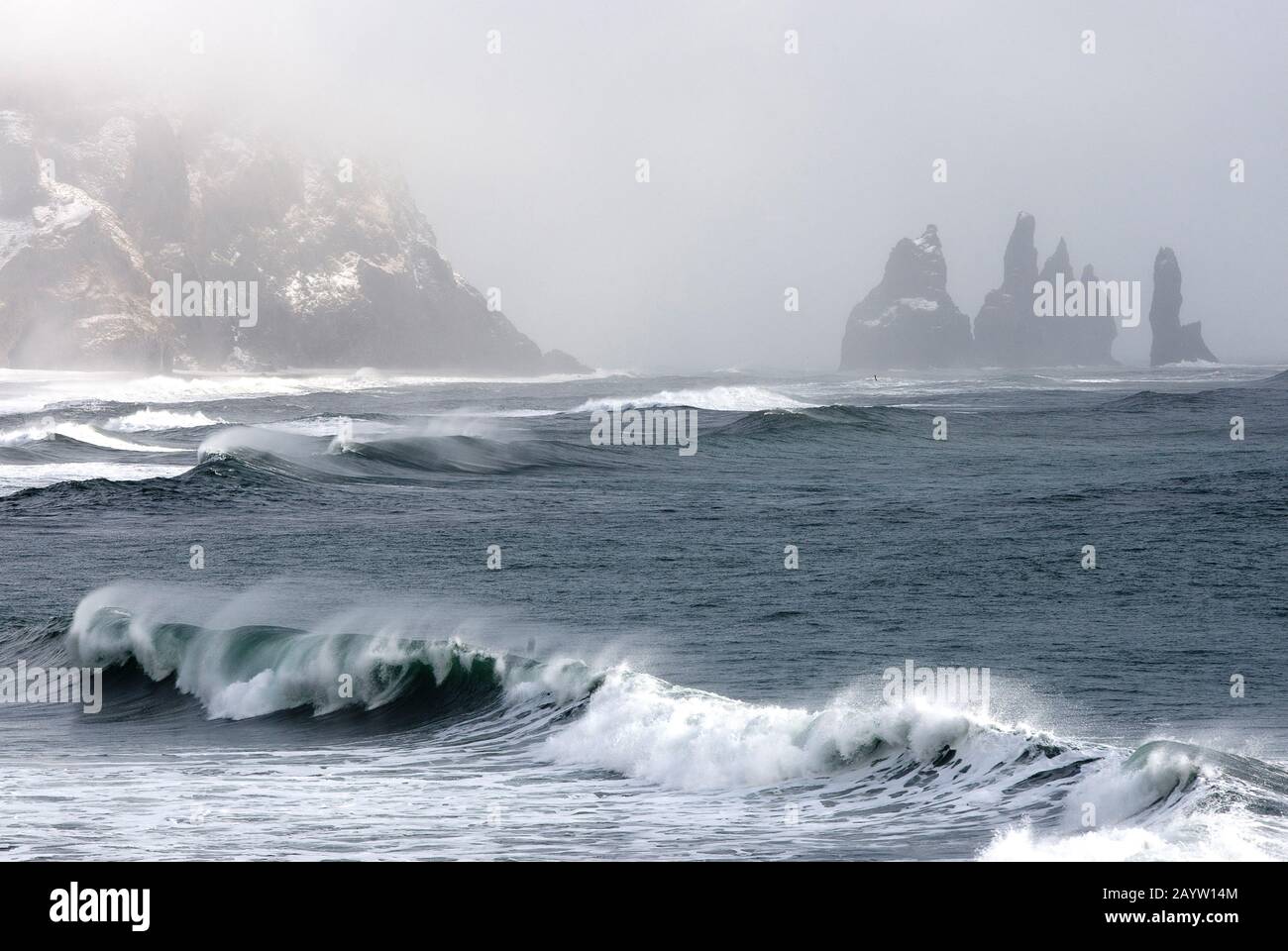 Mare tempestoso, Islanda, Vik, Dyrholaey Foto Stock