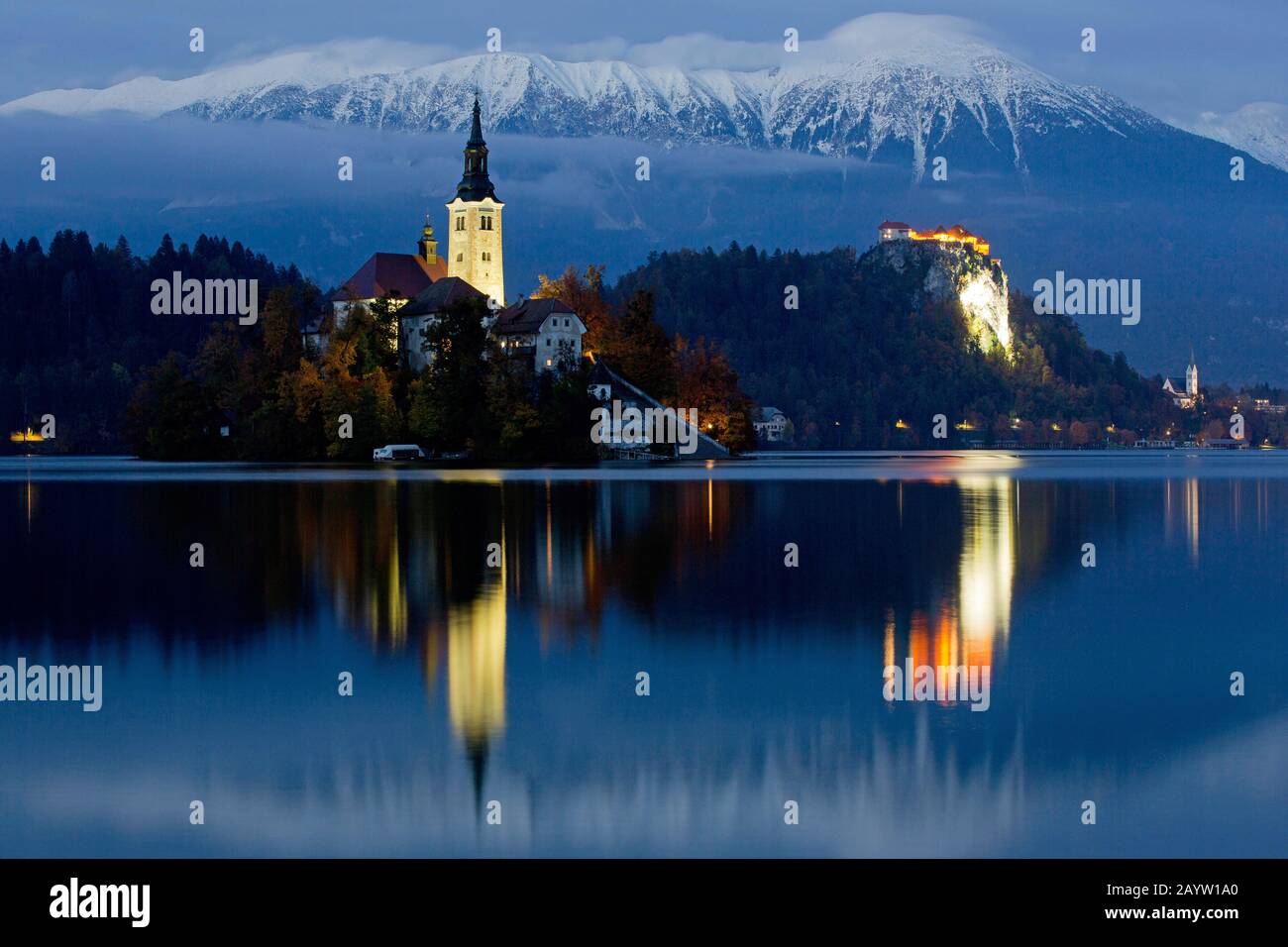 Chiesa di Blejski Otok nel lago di Bled, Castello di Bled sullo sfondo, Slovenia, Bled, Blejski Otok Foto Stock
