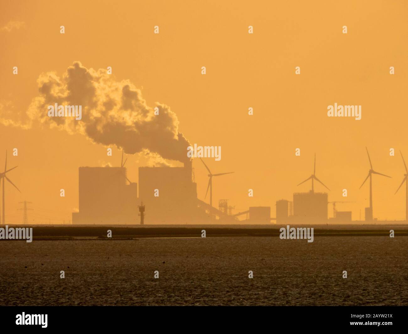Produzione olandese di energia a Eemshaven al tramonto, Germania, bassa Sassonia, Frisia orientale, Norddeich Foto Stock
