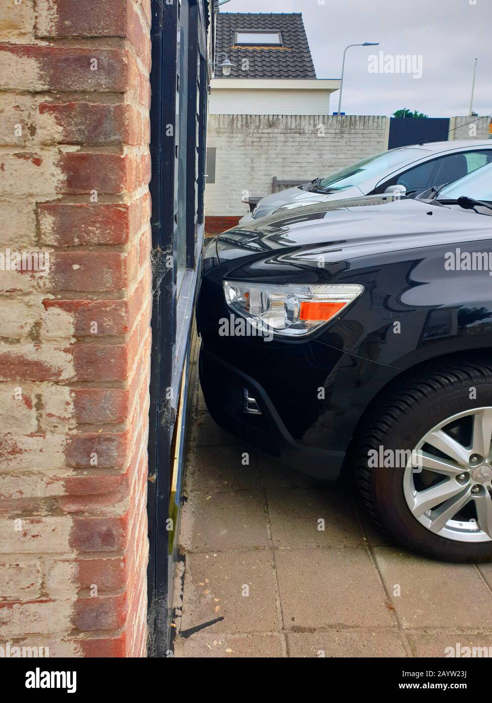 Parcheggio auto vicino alla facciata, Paesi Bassi Foto Stock