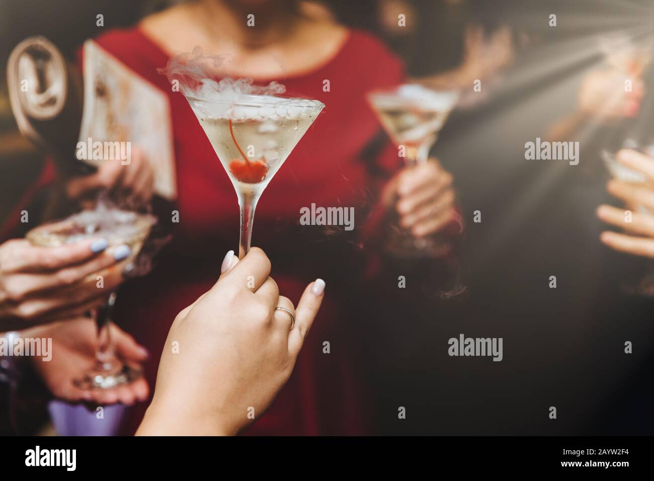 Un bicchierino di donne irriconoscibili beve cocktail alcolici, trascorri del tempo libero al night club e festeggia qualcosa. Bevande alcoliche in donne`s ha Foto Stock