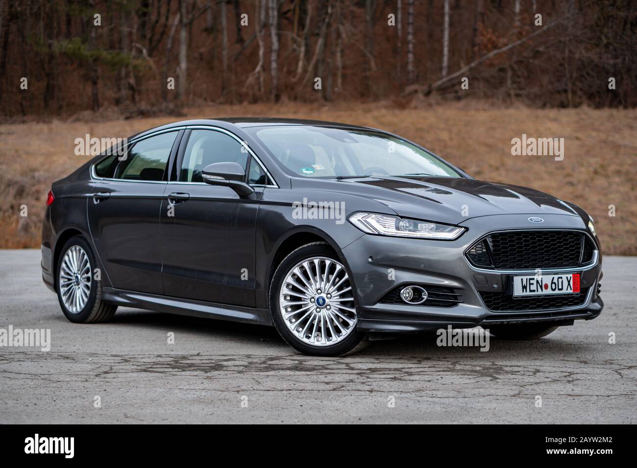 Cluj-Napoca,Cluj/Romania-01.31.2020-Ford Mondeo MK5 Sport Edition con fari a LED dinamici, paraurti anteriore sportivo, cerchi in lega da 18 pollici, Aston Martin Foto Stock