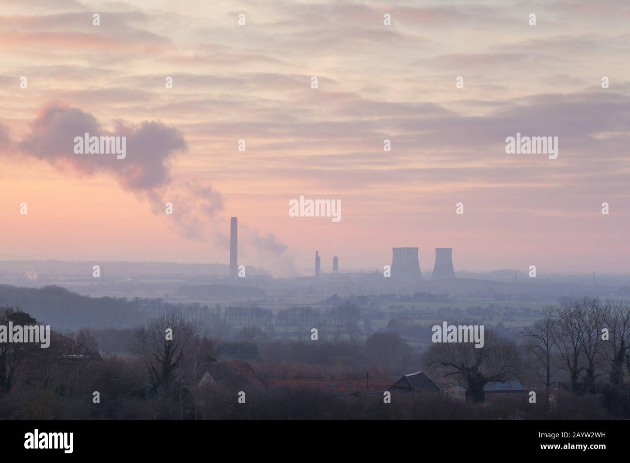 Le torri di raffreddamento della Centrale Didcot dopo il tramonto, ora demolita, vista dai Clumps di Wittenham Foto Stock