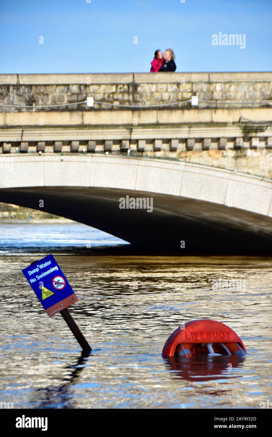 Maidstone, Kent, Regno Unito. 17th Feb, 2020. Cielo blu e inondazioni nel centro di Maidstone dopo un'altra notte di vento e pioggia pesante. 'Acqua controllata' attenzione credito: PjrFoto/Alamy Live News Foto Stock