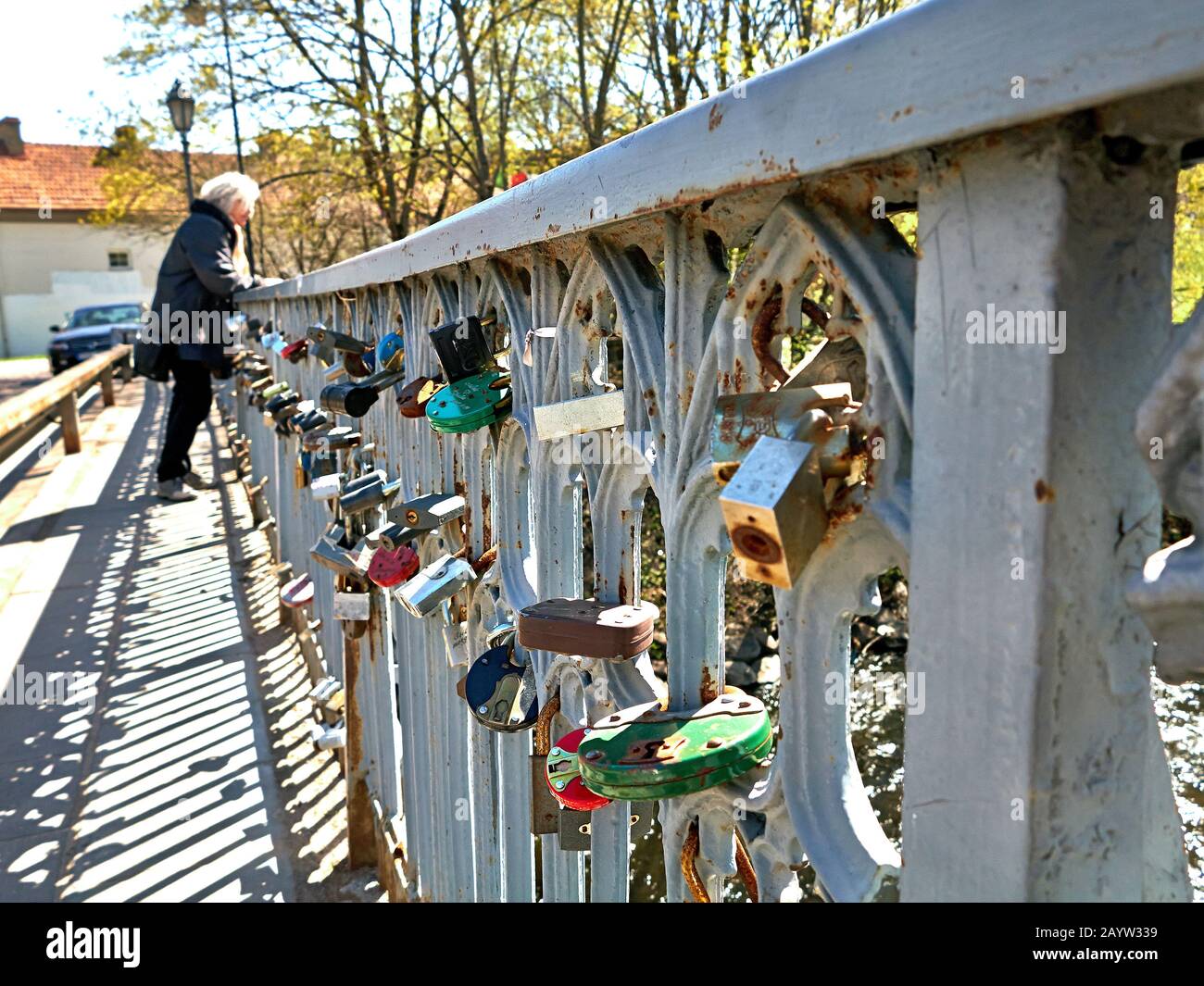 Amori Lucchetti Lungo Il Ponte Uzupis A Vilnius Lucchetti Posti Da Sposi Novelli Sul Ponte, Vilnius, Uzupis District, Lituania, Stati Baltici, Euro Orientale Foto Stock