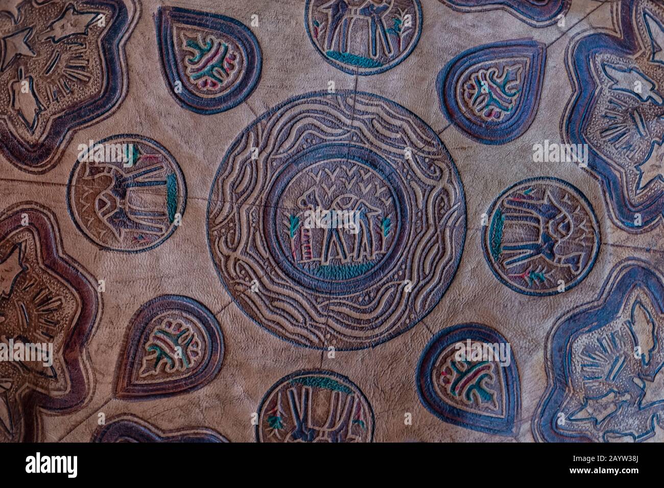 Tradizionale pouf in pelle marocchina. Primitivo Berber disegno del deserto, dromedario (cammello) e palma dattero. Foto Stock