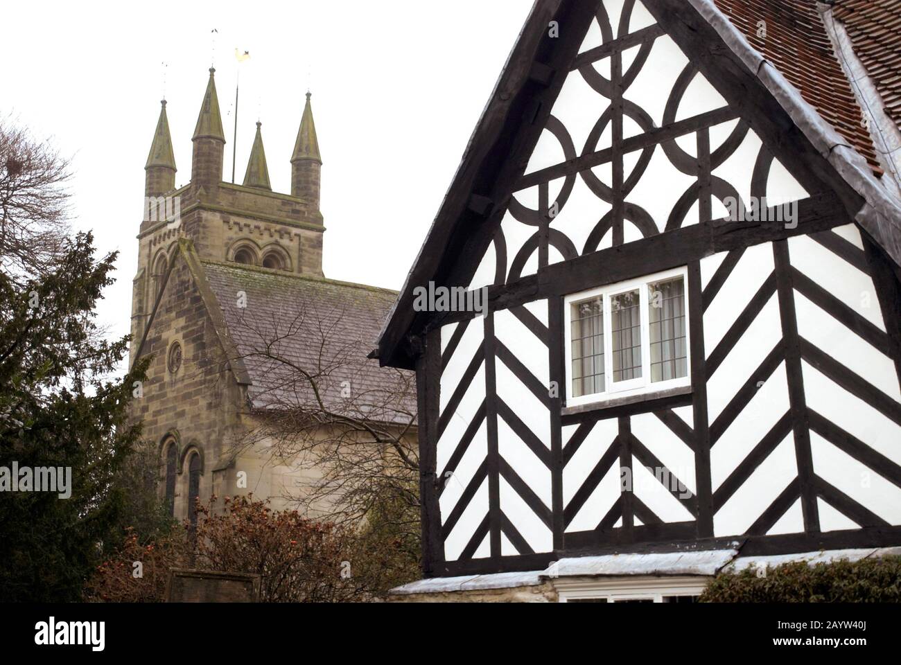 Croce casa in legno e la chiesa Di Tutti i Santi, Helmsley, North Yorkshire Foto Stock