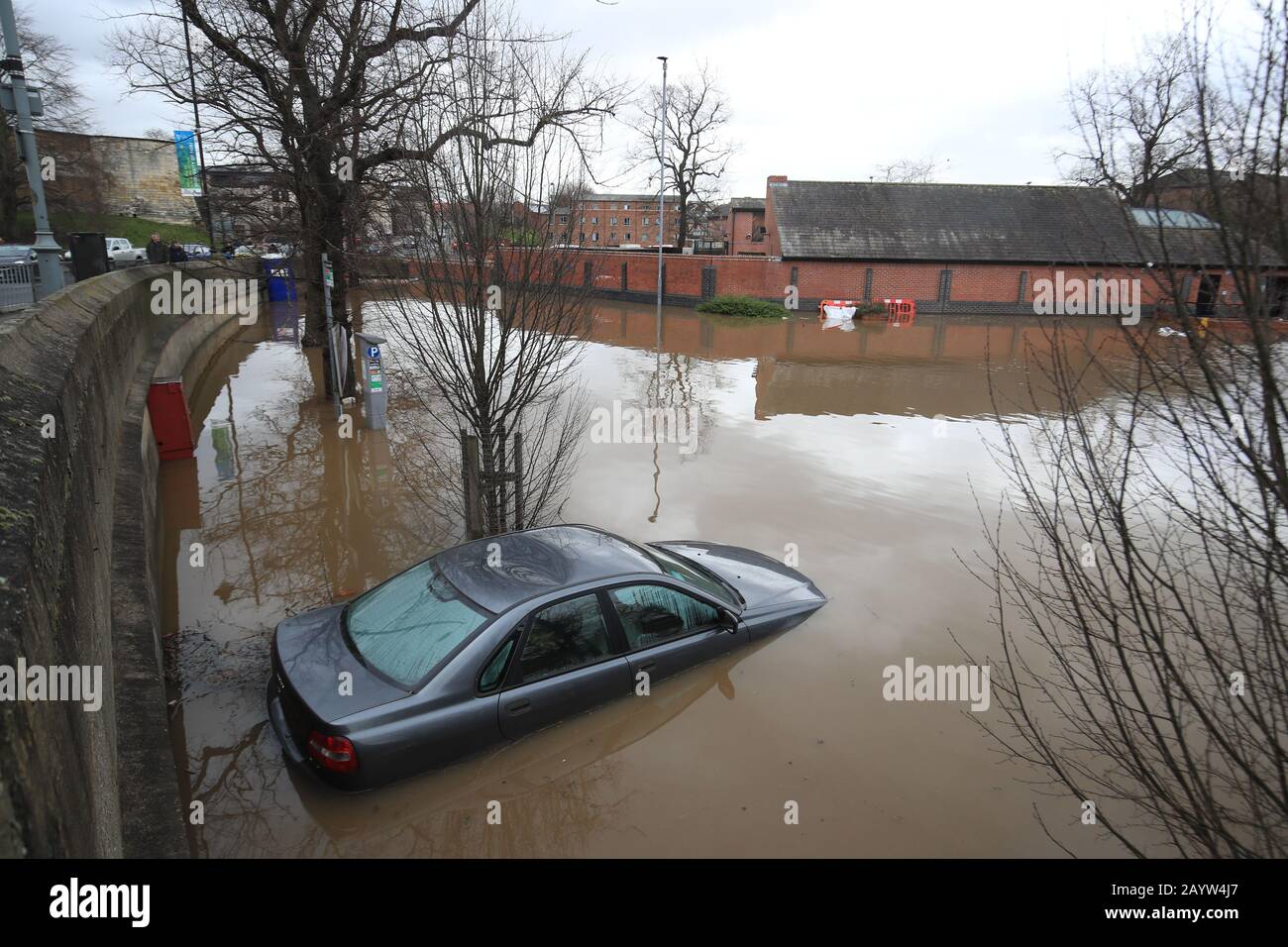 Una macchina in acqua alluvionale a York dopo la tempesta Dennis. Foto Stock