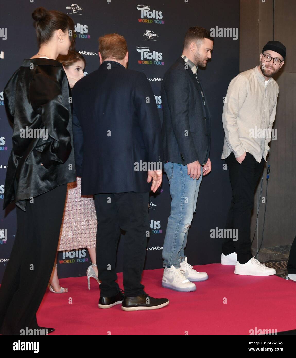 Berlino, Germania. 17th Feb, 2020. Lena Meyer-Landrut (l-r), cantante, Anna Kendrick, attrice e cantante, Walt Dohrn, regista, Justin Timberlake, attore e musicista, e Mark Forster, cantante, stand alla foto sparare per il film 'Trolls World Tour' presso l'Hotel Waldorf Astoria. Credito: Jens Kalaene/Dpa-Zentralbild/Dpa/Alamy Live News Foto Stock