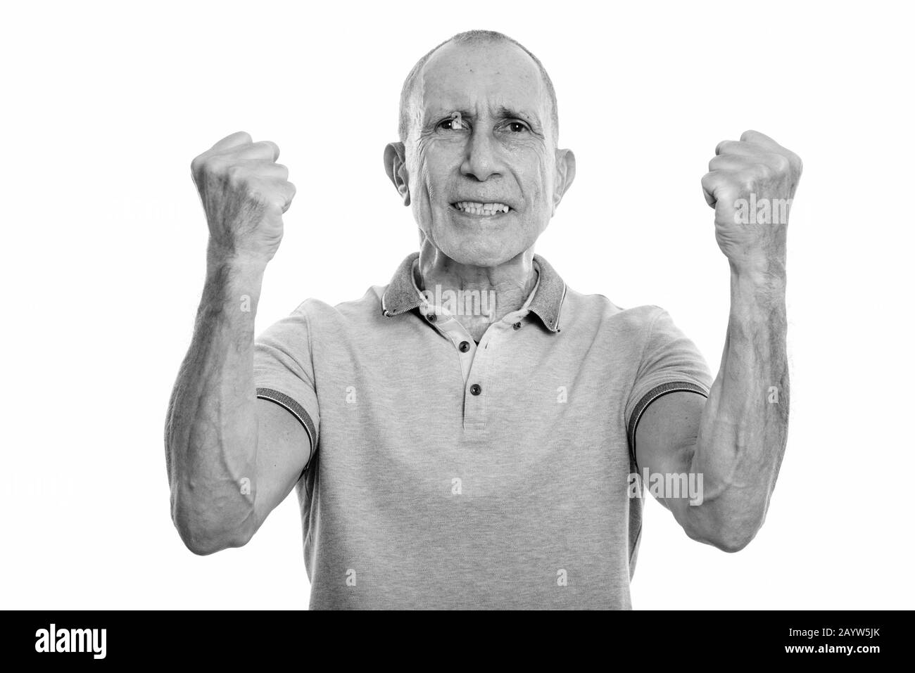 Studio shot di angry man senior con entrambe le braccia sollevate Foto Stock
