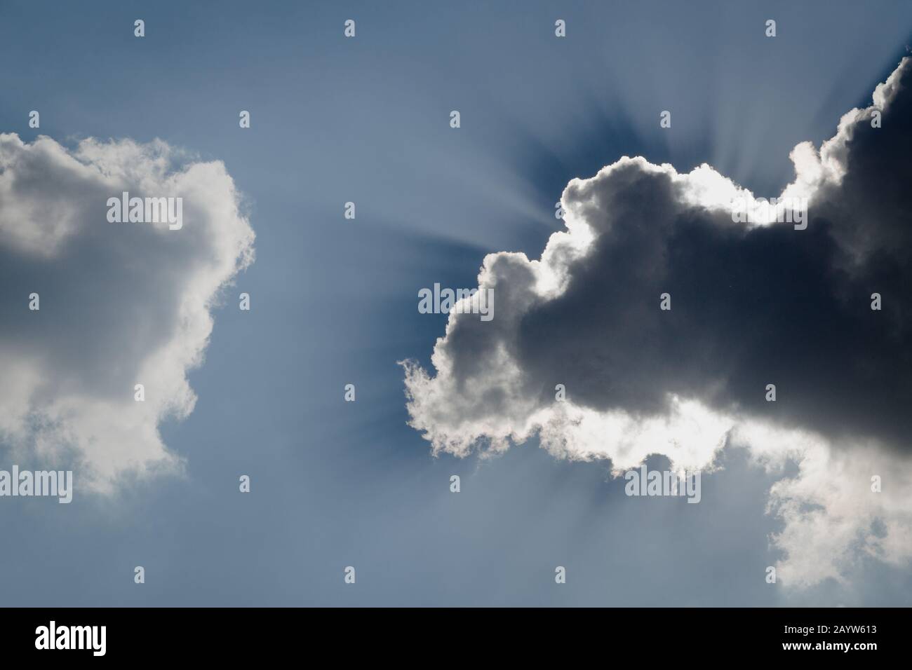 Cielo con nuvole e iden sole. Come sfondo si può usare uno splendido scenario di cielo. SR/Storrm nuvole prima di temporale. Cloud puffy. Paesaggisti naturali Foto Stock