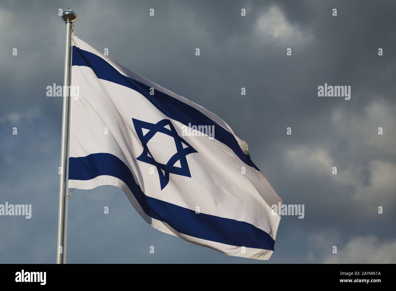 Bandiera d'Israele, capitale di Gerusalemme su sfondo blu. Bandiera in tessuto testurizzato. Bandiera del paese. Primo piano. Colori bianco e blu. Patriottismo con Foto Stock