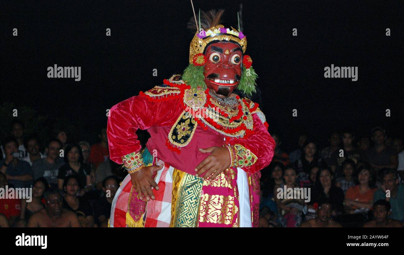 Un clown Balinese tradizionale fa scherzi in uno spettacolo di danza tradizionale nel Tempio di Uluwatu. Foto Stock