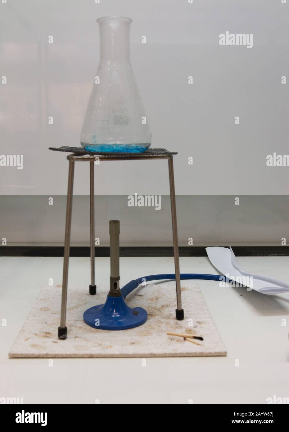 Realizzazione di cristalli di solfato di rame in un esperimento di scienza scolastica nel Regno Unito Foto Stock