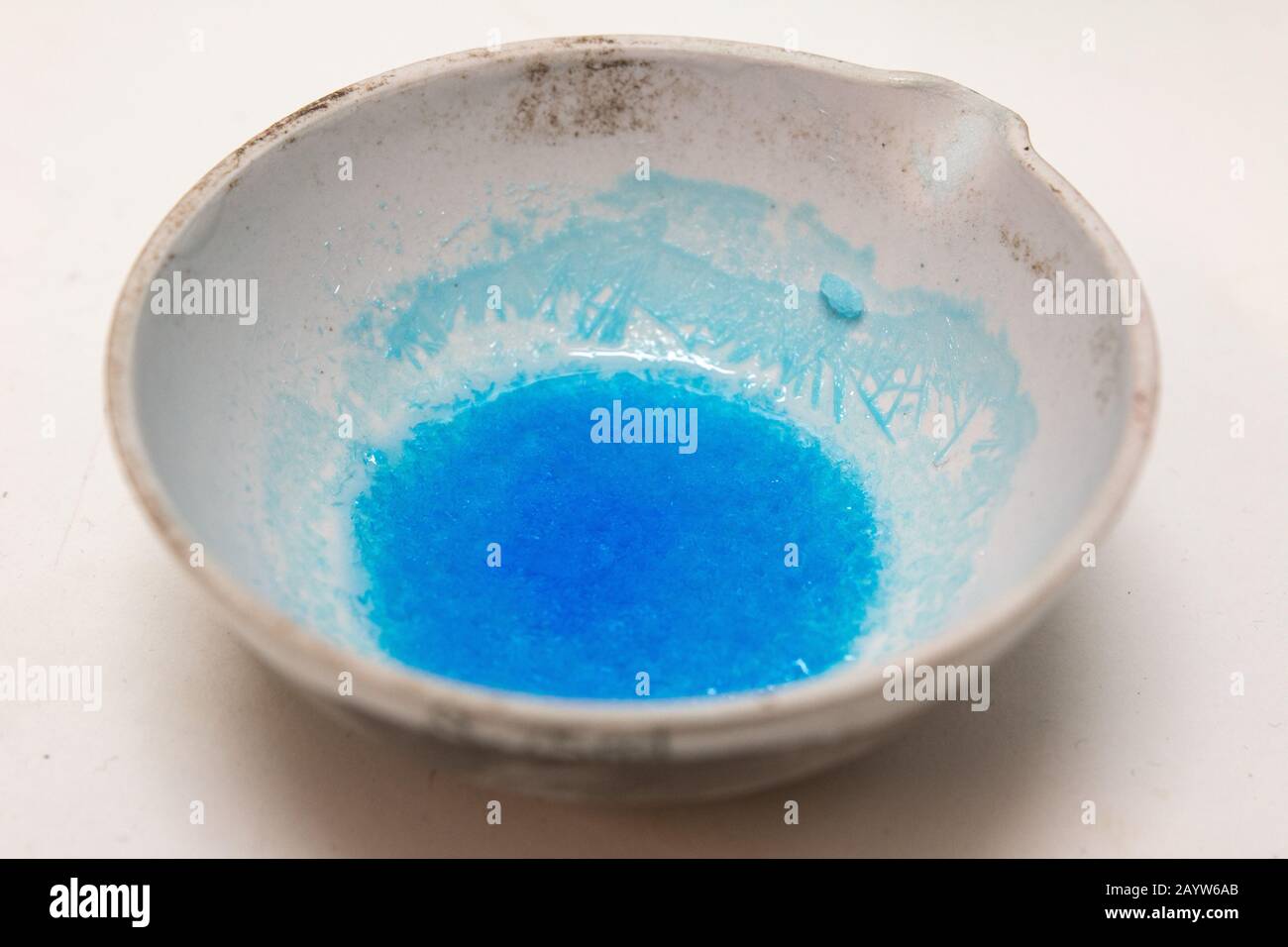 Realizzazione di cristalli di solfato di rame in un esperimento di scienza scolastica nel Regno Unito Foto Stock