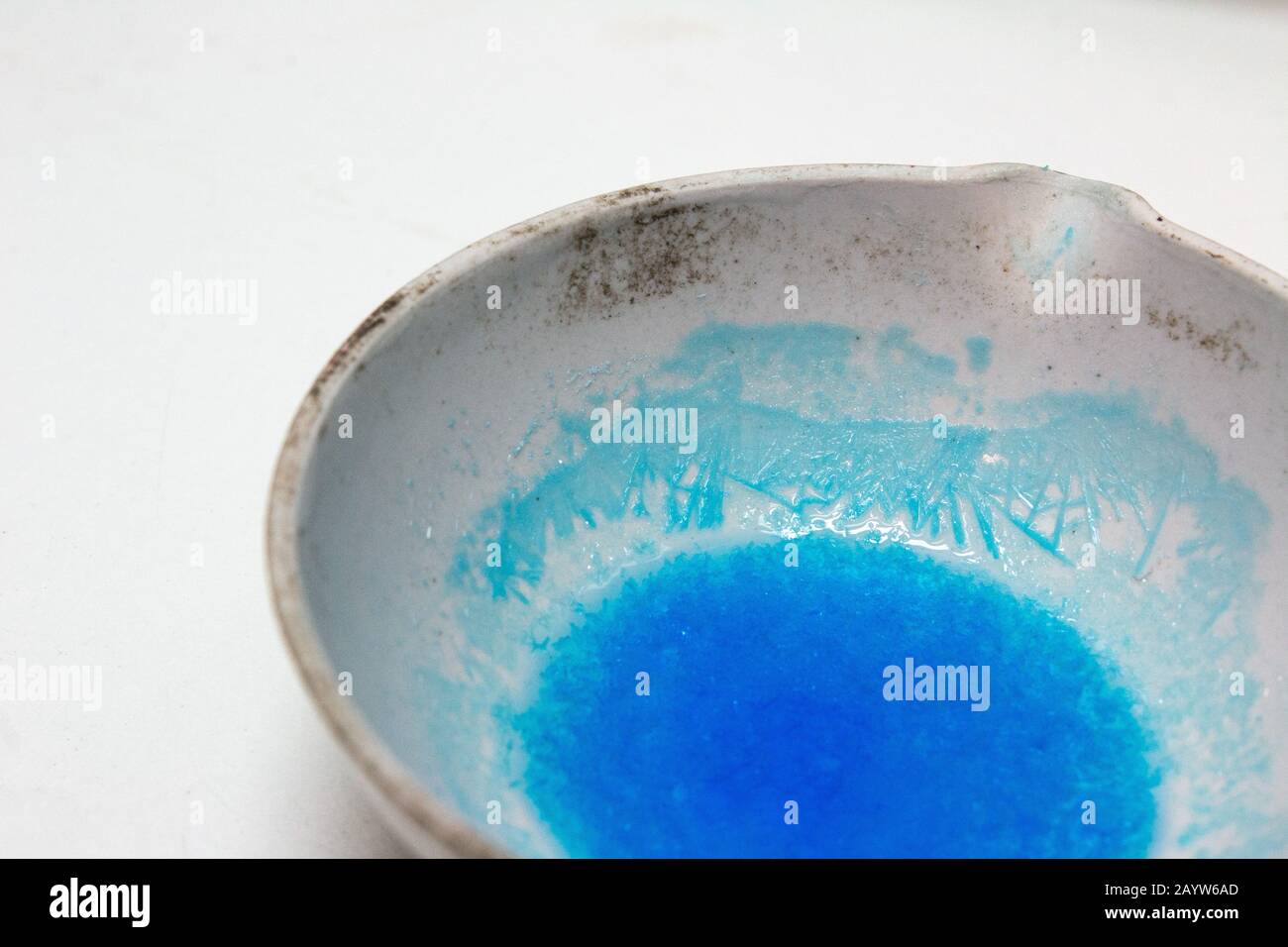 Realizzazione di cristalli di solfato di rame in un esperimento di scienza scolastica nel Regno Unito Foto Stock