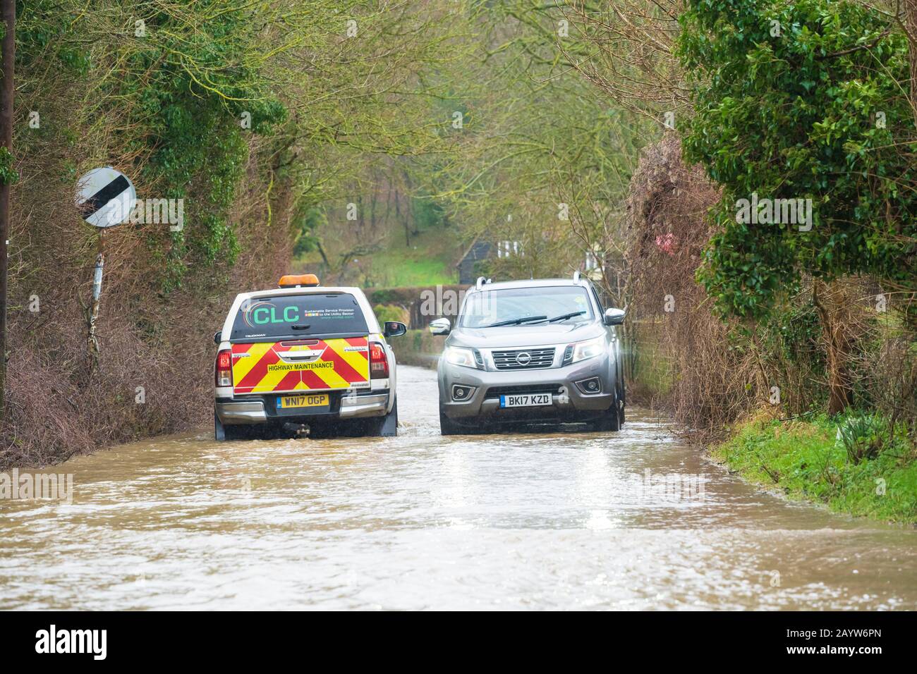 Auto che guidano su una strada allagata durante Storm Dennis. Molto Hadham, Hertfordshire. REGNO UNITO Foto Stock