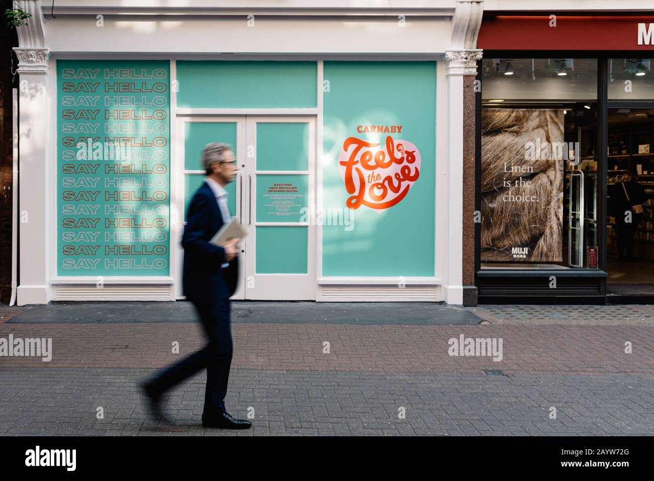 Londra, Regno Unito - 15 maggio 2019: Gli acquirenti che passano davanti a uno spazio vuoto per il commercio al dettaglio in affitto a Carnaby Street, Soho, nel West End di Londra. Sfocatura movimento Foto Stock