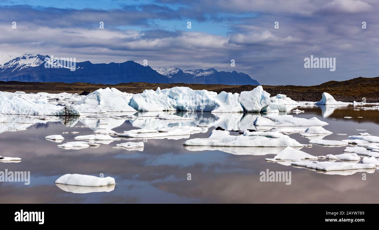 Vista panoramica della laguna glaciale di Fjallsarlon. Iceberg e montagne nel Parco Nazionale di Vatnajokull, Islanda sud-est, Europa. Fotografia di paesaggio Foto Stock