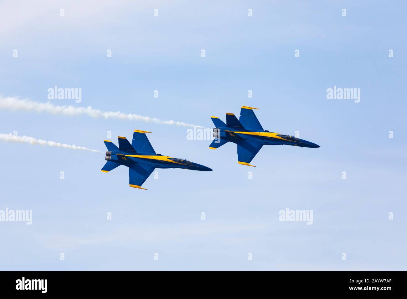 McDonnell Douglas F/A-18 aereo da combattimento Hornet della squadra di dimostrazione del volo della Marina degli Stati Uniti, The Blue Angels, in mostra durante San Francisc Foto Stock