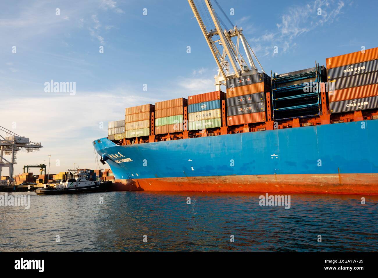 Nave con container "CSCL Summer", scarico al porto di Oakland, San Francisco, California, USA Foto Stock
