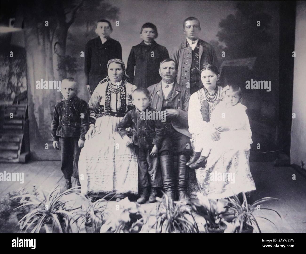 Cracovia. Cracovia. Polonia. Ritratto di famiglia contadina. Persone da Bronowice, vicino a Cracovia in splendidi costumi regionali. Studio Fotografico Amalia Krieger, 1904. Foto Stock