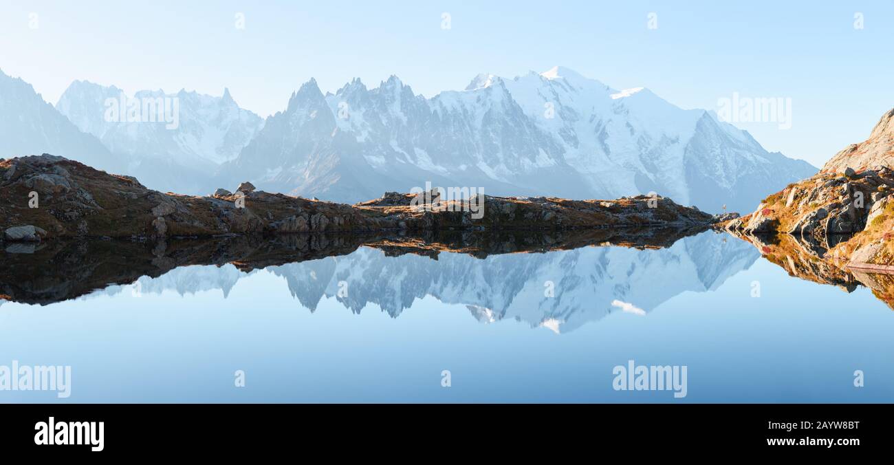 Panorama pittoresco del lago di Chesery (Lac De Cheserys) e montagne innevate del Monte Bianco sullo sfondo, Chamonix, Francia Alpi Foto Stock