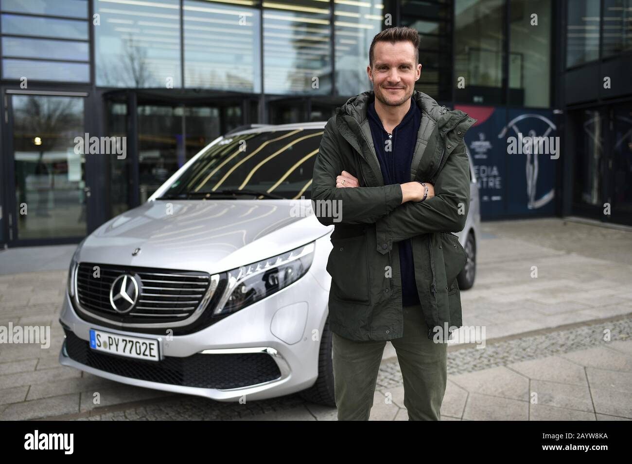 Jan Frodeno (Laureus Ambassador) di fronte alla Mercedes-Benz EQV 300. (Consumo energetico in kWh/100 km: 27,0; emissioni di CO2 in g/km (combinato)). GES/Laureus World Sports Awards 2020, Berlino, febbraio 17th, 2020 | utilizzo in tutto il mondo Foto Stock